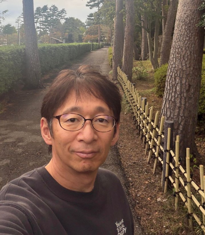 えんがわサロンの中の人。松並木の小道で撮った写真